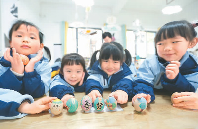 3月18日，貴州省黔南布依族苗族自治州都勻市青云湖幼兒園的小朋友們?cè)隗w驗(yàn)立蛋民俗。肖 偉攝（人民視覺）