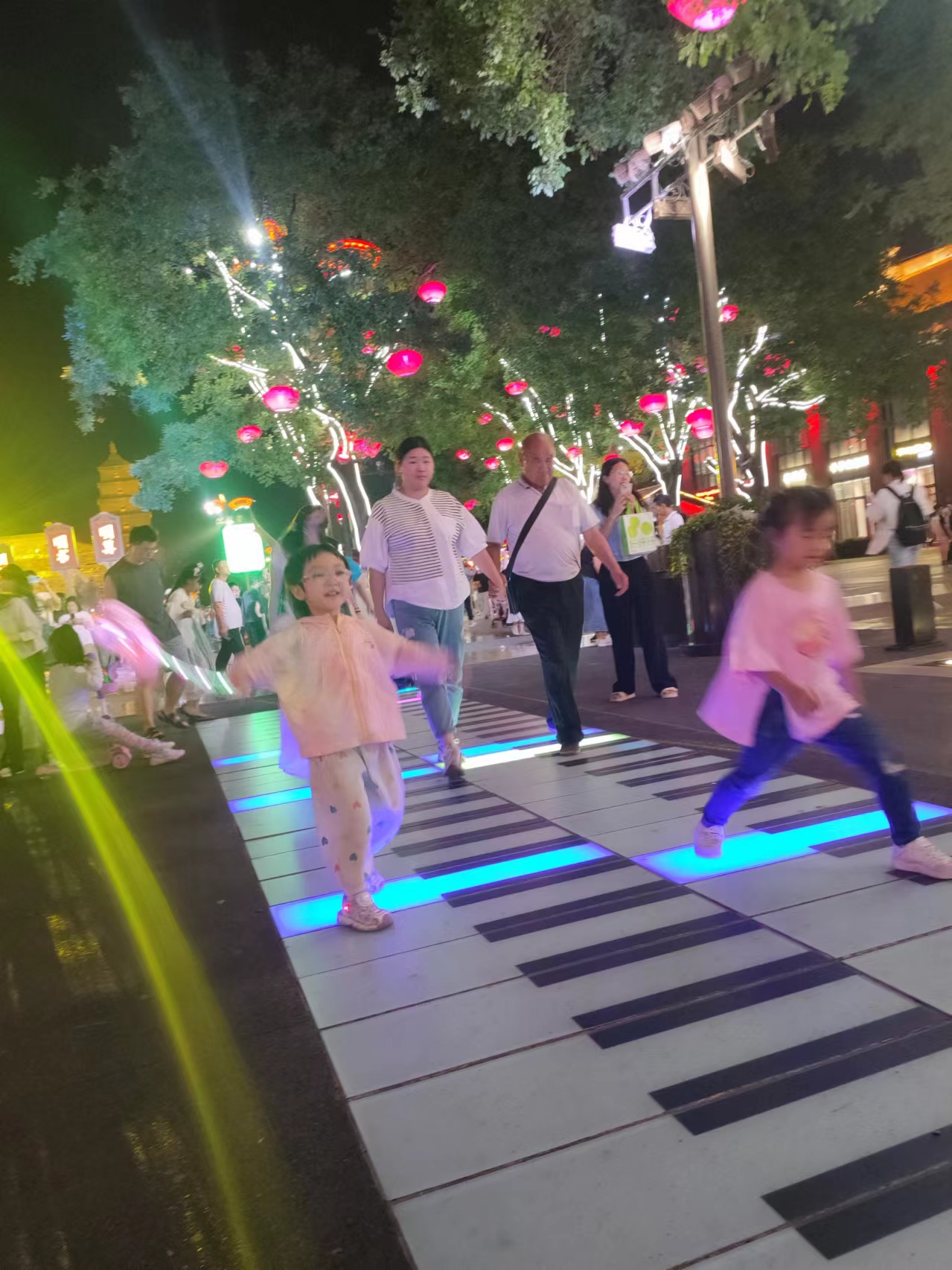 人們在西安大唐不夜城步行街散步。人民網(wǎng)記者 喬業(yè)瓊攝