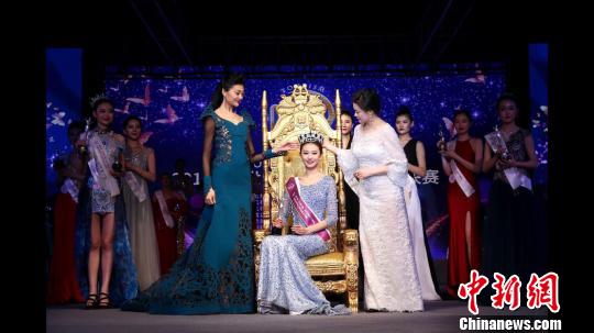 2017世界旅游小姐中國(guó)區(qū)總決賽29日落幕，河南選手曹燦榮獲冠軍?！↓R建文 攝