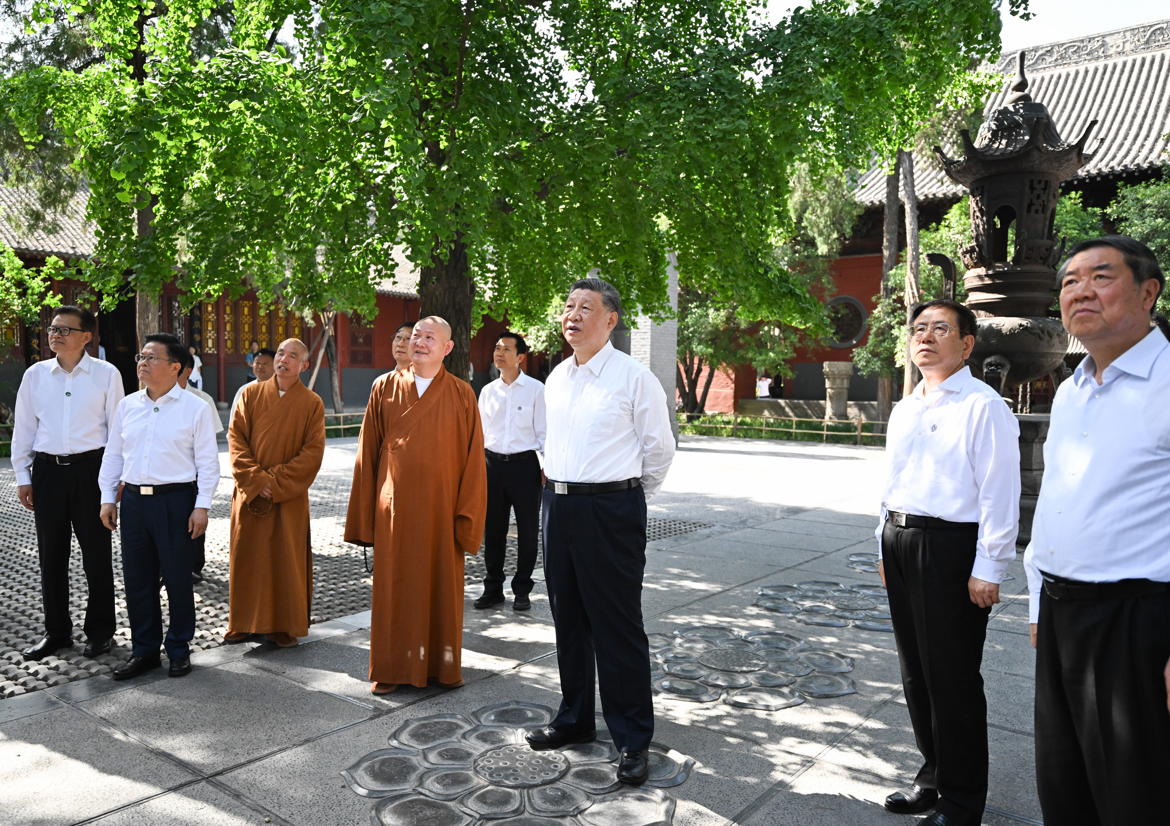 5月19日至20日,中共中央總書(shū)記、國(guó)家主席、中央軍委主席習(xí)近平在河南考察。這是19日下午,習(xí)近平在洛陽(yáng)白馬寺考察。新華社記者 燕雁 攝 5月19日至20日,中共中央總書(shū)記、國(guó)家主席、中央軍委主席習(xí)近平在河南考察。這是19日下午,習(xí)近平在洛陽(yáng)白馬寺考察。新華社記者 燕雁 攝