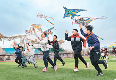 3月18日，江蘇省海安市南屏小學(xué)的孩子們?cè)诓賵?chǎng)上放風(fēng)箏，感受春天的氣息。翟慧勇攝（人民視覺）
