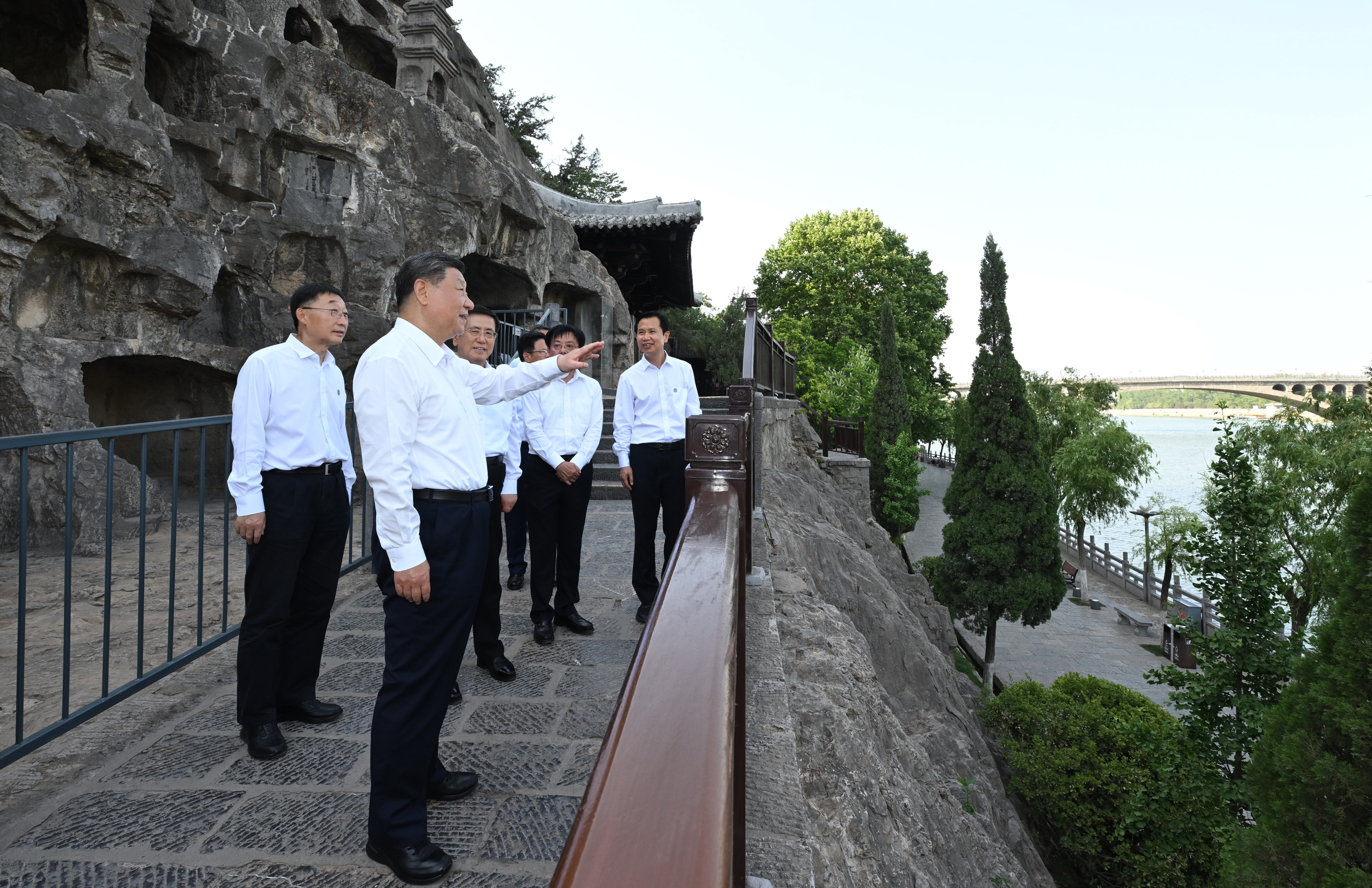 5月19日至20日,中共中央總書(shū)記、國(guó)家主席、中央軍委主席習(xí)近平在河南考察。這是19日下午,習(xí)近平在洛陽(yáng)龍門(mén)石窟考察。新華社記者 謝環(huán)馳 攝 5月19日至20日,中共中央總書(shū)記、國(guó)家主席、中央軍委主席習(xí)近平在河南考察。這是19日下午,習(xí)近平在洛陽(yáng)龍門(mén)石窟考察。新華社記者 謝環(huán)馳 攝
