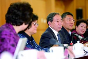 3月8日，全國政協(xié)舉行教育界別聯(lián)組會議，教育部部長袁貴仁右三到會聽取建議。