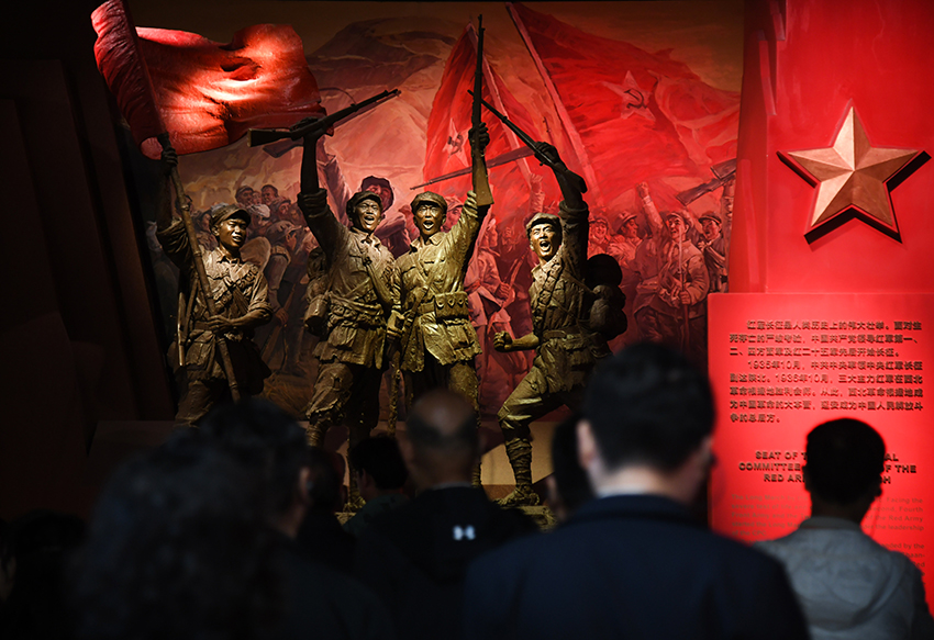 圖為2024年5月9日，游客在延安革命紀(jì)念館參觀。 新華社記者 張博文 攝