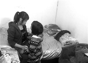 小梅現(xiàn)在只身帶著女兒，生活困難 圖片來源：溫州網(wǎng)