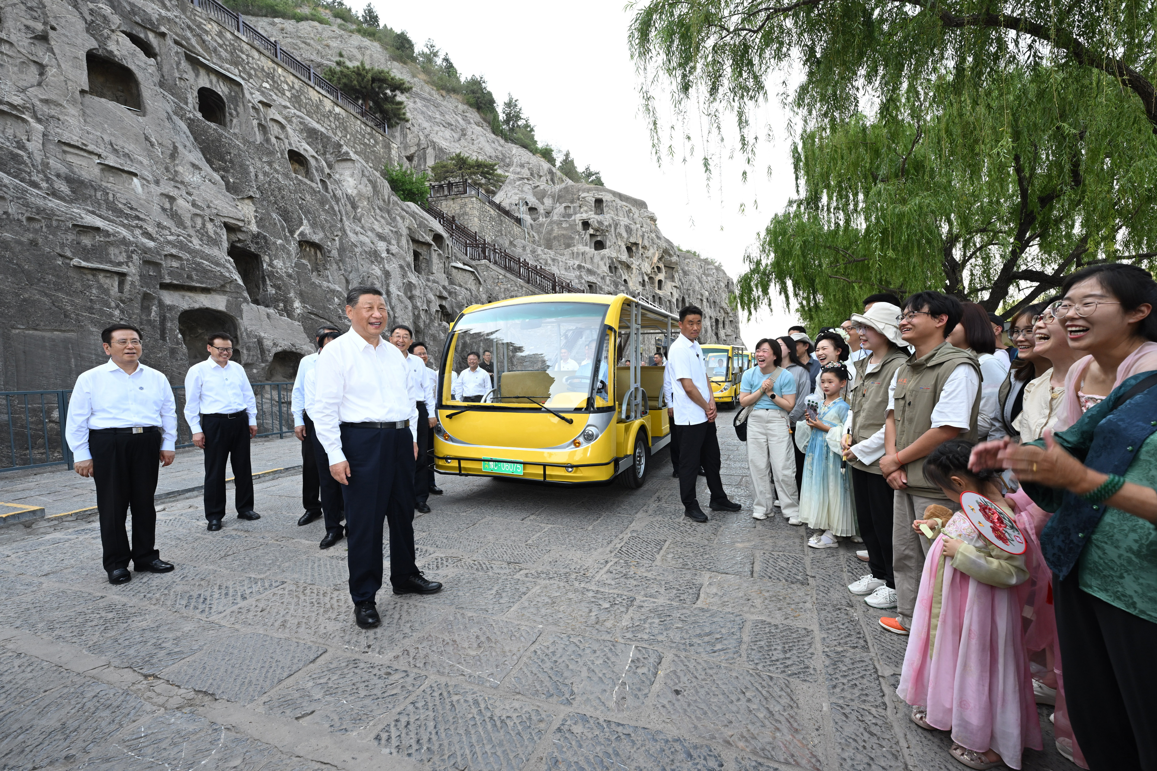 5月19日至20日,中共中央總書(shū)記、國(guó)家主席、中央軍委主席習(xí)近平在河南考察。這是19日下午,習(xí)近平在洛陽(yáng)龍門(mén)石窟考察時(shí),同游客親切交流。新華社記者 謝環(huán)馳 攝 5月19日至20日,中共中央總書(shū)記、國(guó)家主席、中央軍委主席習(xí)近平在河南考察。這是19日下午,習(xí)近平在洛陽(yáng)龍門(mén)石窟考察時(shí),同游客親切交流。新華社記者 謝環(huán)馳 攝
