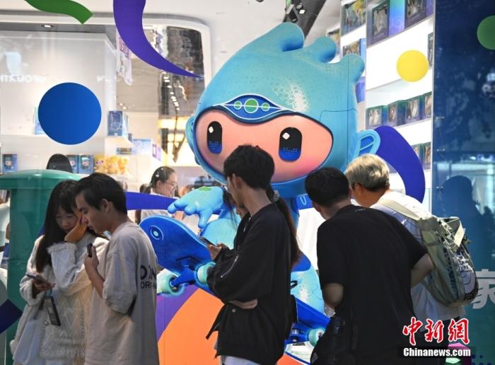 資料圖：9月23日，杭州第19屆亞運(yùn)會(huì)開幕式在浙江杭州奧體中心體育場(chǎng)舉行。圖為游人在亞運(yùn)特許商品店外排隊(duì)購(gòu)物。<a target='_blank' href='/'>中新社</a>記者 王剛 攝