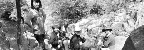 近日，資深驢友隨哥組織驢友到濟南仲宮太甲山游玩。圖為驢友正在山路上休息。隨哥供圖
