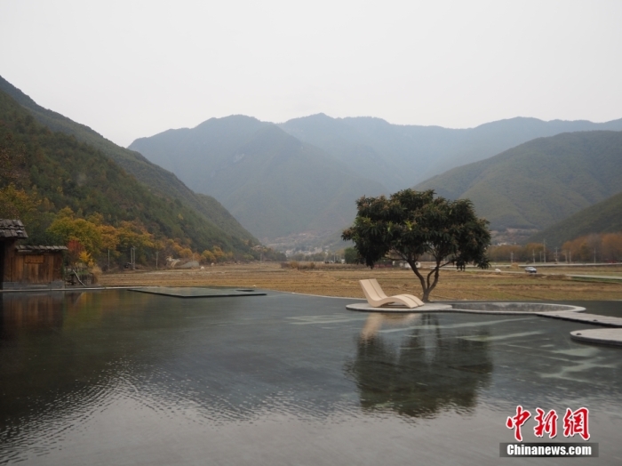 云南迪慶州維西縣塔城鎮(zhèn)啟別村天域塔城酒店，四面被群山環(huán)抱，風景宜人。高雅曼 攝