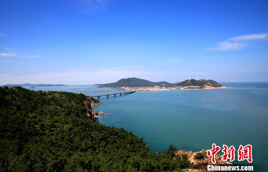 煙臺(tái)環(huán)境優(yōu)美、氣候宜人，遍布的海水浴場(chǎng)、濱海觀光景點(diǎn)為游艇帆船產(chǎn)業(yè)發(fā)展創(chuàng)造了條件。(資料圖) 楊兵 攝
